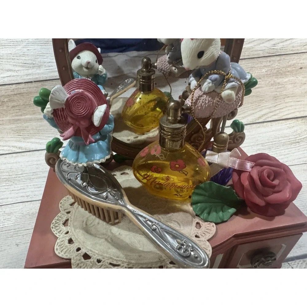 Vintage Lustre Fame Mouse Small World Little Dresser Vanity Music Box SEE VIDEO